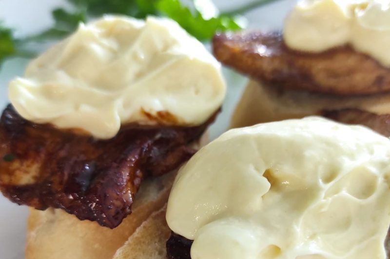 Tostas de pollo marinado con mayonesa de mostaza.