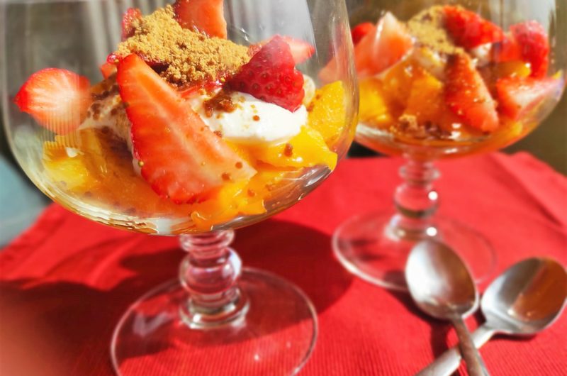 Copa de mango, fresas, yogurt griego y panela.