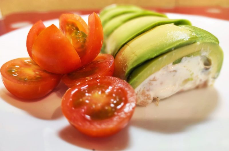 Canelón de aguacate con salmón marinado.