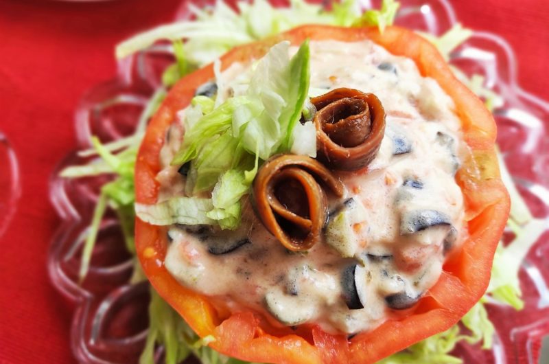 Ensalada de tomate con anchoas y aceitunas negras.