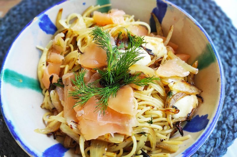 Pasta fácil y ligera con salmón marinado, mozzarella y eneldo fresco.