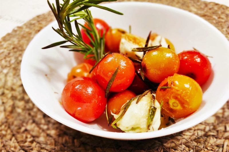 Tomates cherry salteados con romero fresco y mozzarella