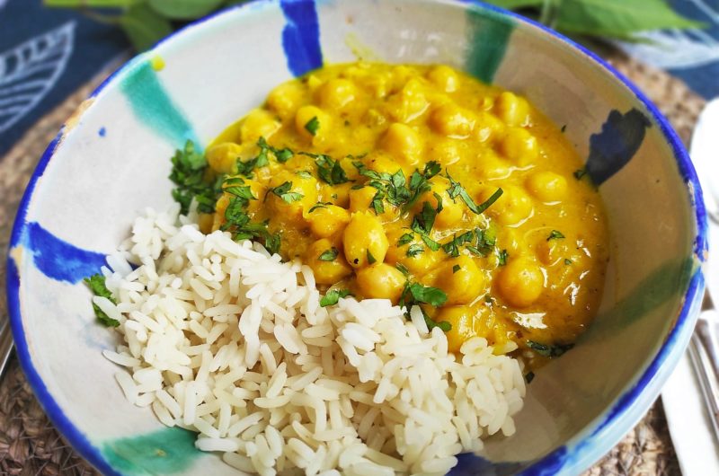 Curry de garbanzos con mango y un toque de cilantro.