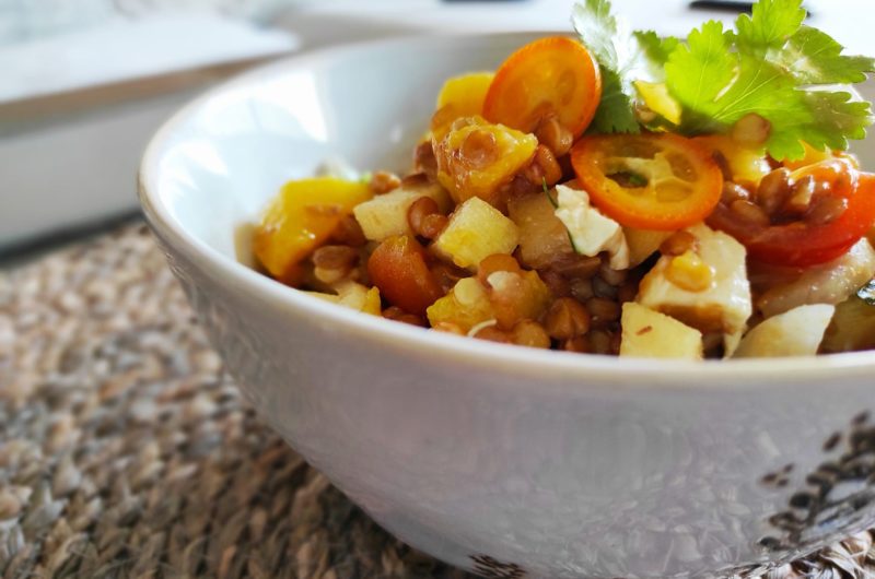 Ensalada de lentejas, ligera, rápida y refrescante con un toque de cilantro