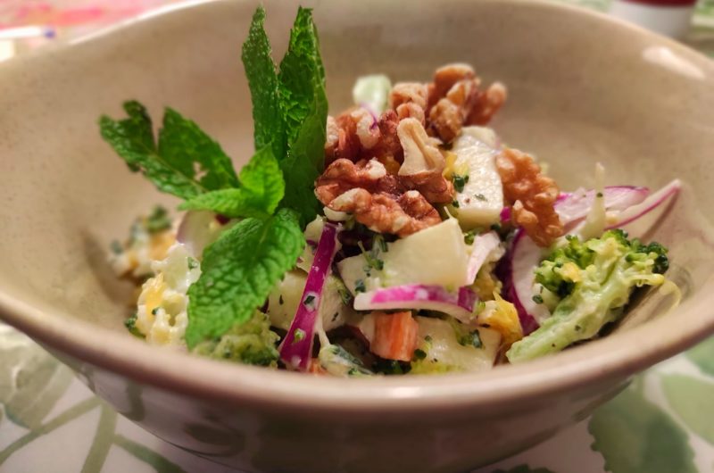 Ensalada de brocoli y manzana con salsa de yogurt con menta.