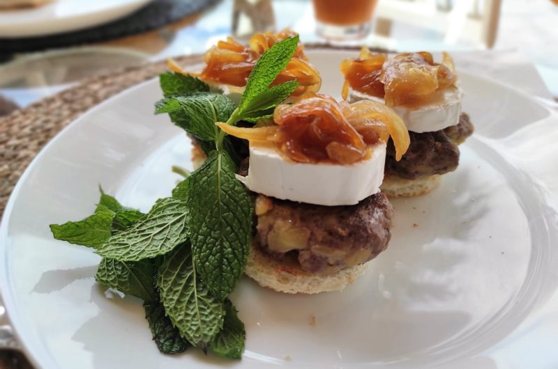 Hamburguesas de manzana con queso de cabra y cebolla caramelizada.