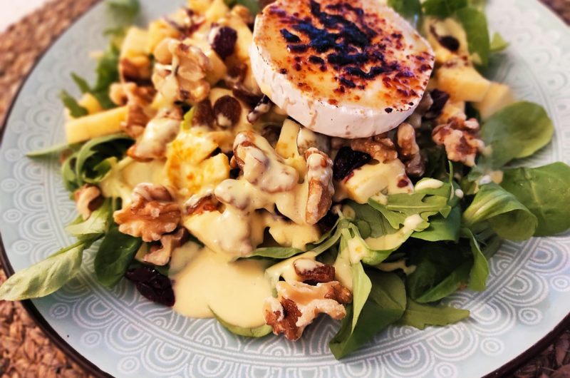 Ensalada de queso de cabra con mayonesa dulce de mostaza