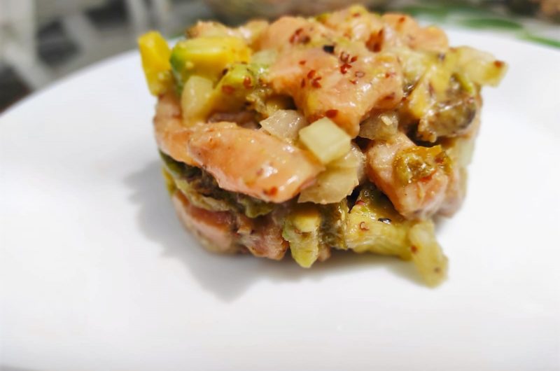 Tartar de salmón con aguacate, encurtidos y un toque de mostaza.