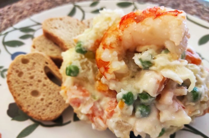 Ensaladilla rusa con gambas y mayonesa ligera de ajo.