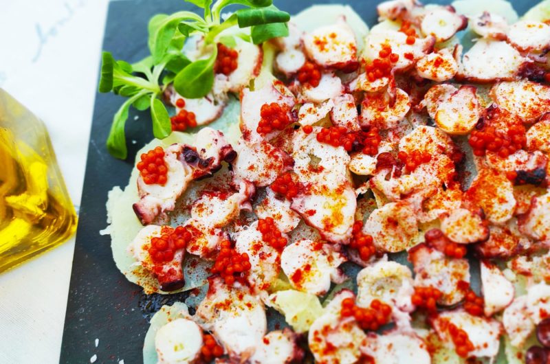 Carpaccio de pulpo con patatas y perlas de pimentón picante.