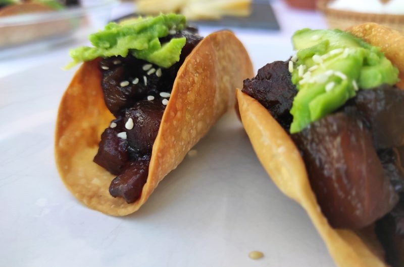 Tacos con atún macerado en soja