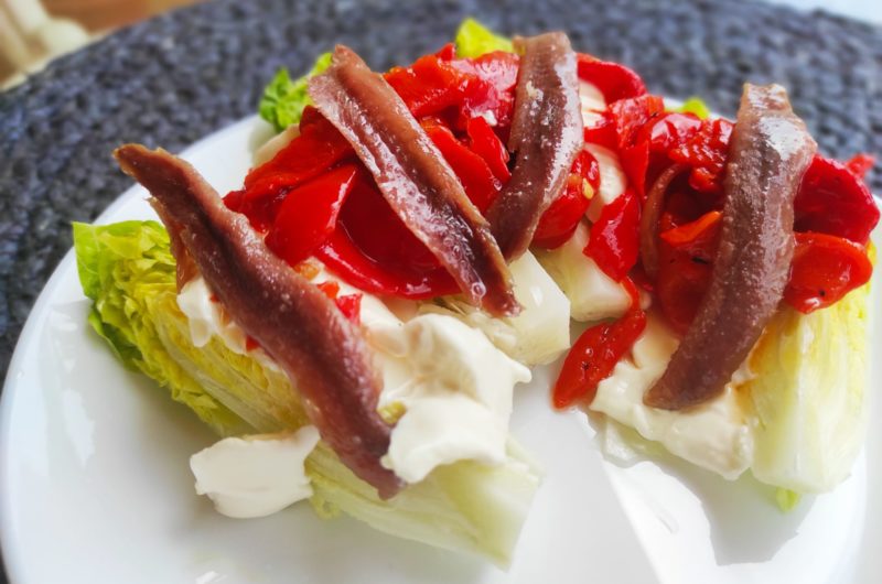 Ensalada de cogollos con pimientos asados y su anchoa