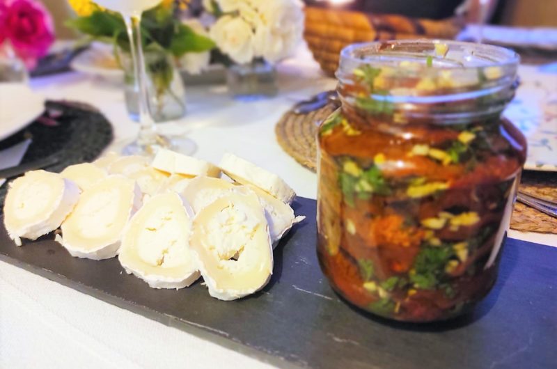 Tomates secos con queso de cabra, un aperitivo italiano