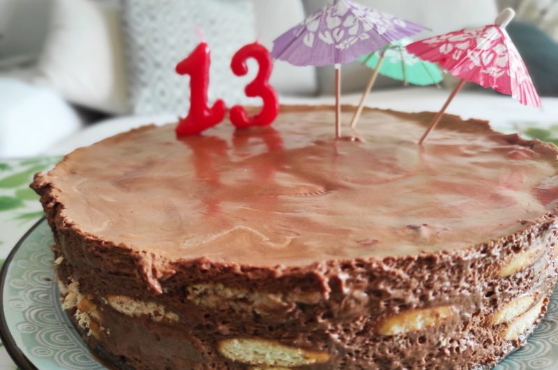 Tarta de chocolate con galletas, la de toda la vida.