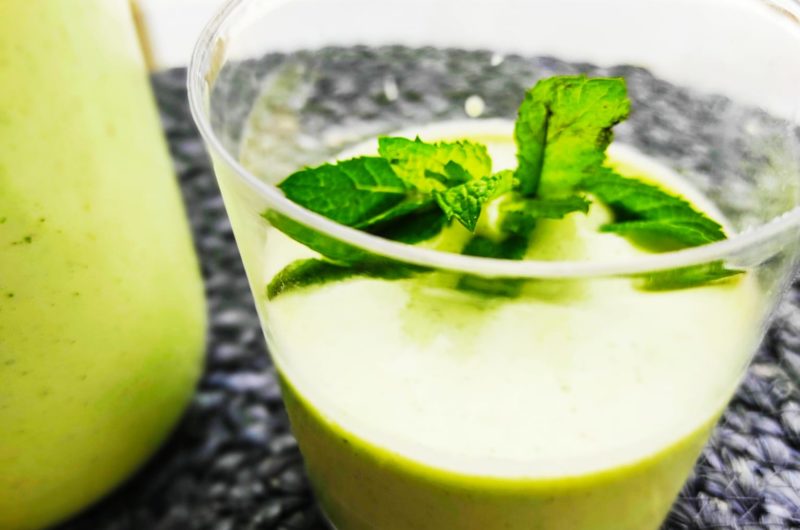 Crema fría de pepino, yogurt y menta, bebida refrescante para el verano