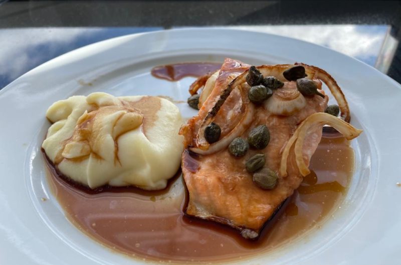 Salmón al horno con salsa de soja y alcaparras.