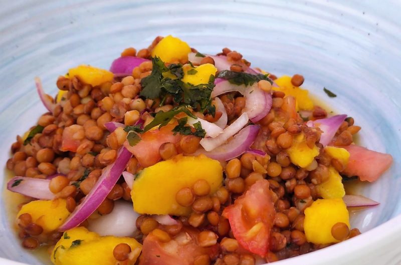 Ceviche refrescante de lentejas y mango