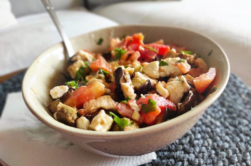 Ensalada italiana de berenjenas y quesos.