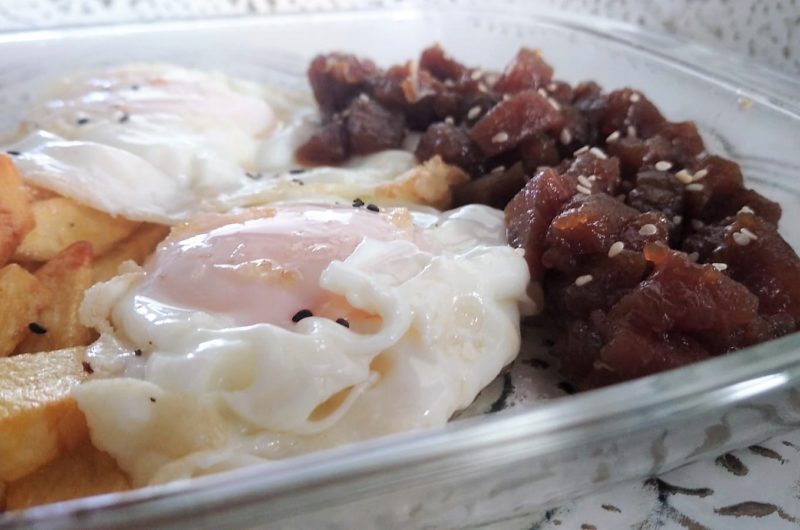 Huevos con patatas y atún marinado en soja