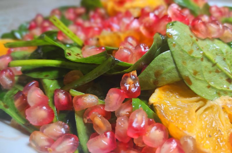 Ensalada de espinacas y granada.