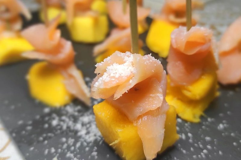 Pincho de mango, salmón y lluvia de coco