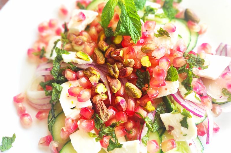 Ensalada ligera de granada, pepino y queso feta con toques frescos de menta