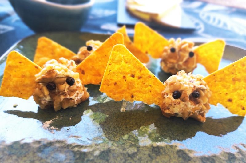 Tiernos murciélagos de queso, aperitivo perfecto para Halloween.