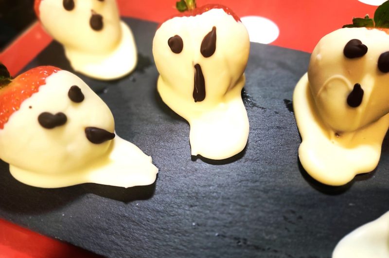 Fresas fantasma, el postre perfecto para Halloween.