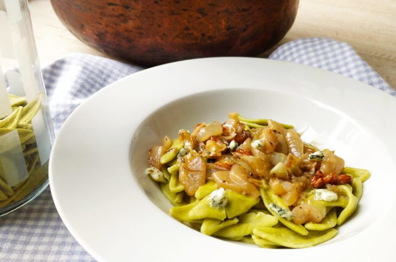 Pasta de espinacas con salsa de peras y nueces