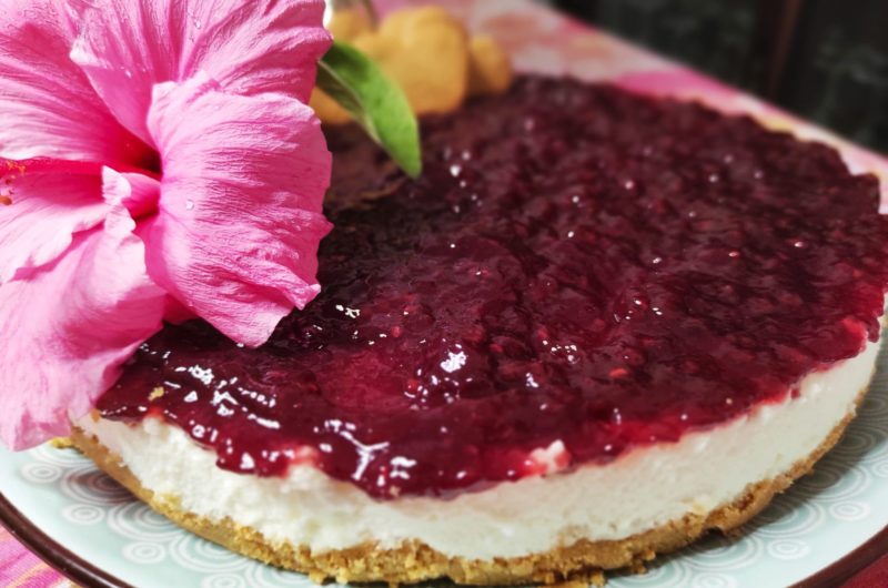 Tarta mousse de queso con mermelada de frutas del bosque