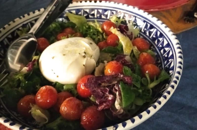 Ensalada verde con burrata y salteado de cherrys.