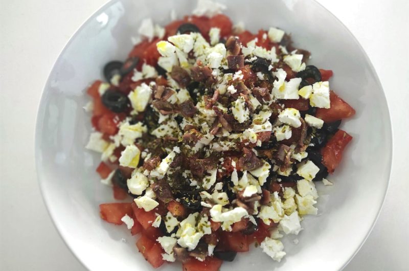 Ensalada ligera de tomate y queso feta.