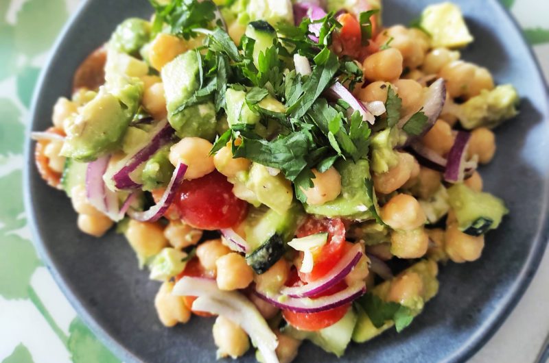 Ensalada de garbanzos con pepino y queso feta.