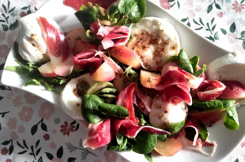 Ensalada de verano con paraguaya, jamón de ibérico y mozzarella de búfala