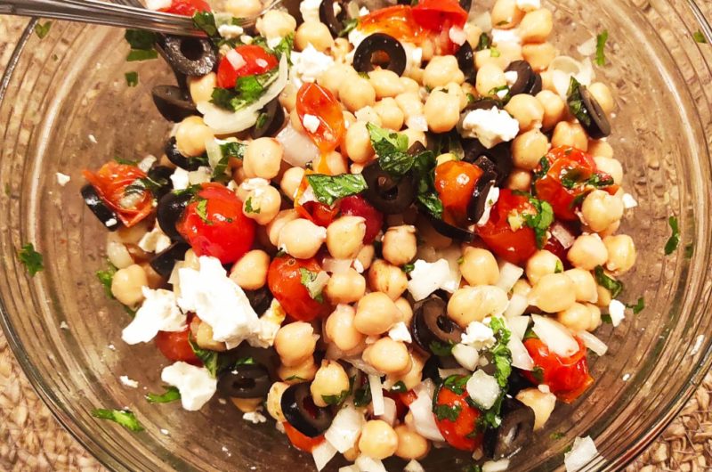 Ensalada de garbanzos con cilantro y albahaca.