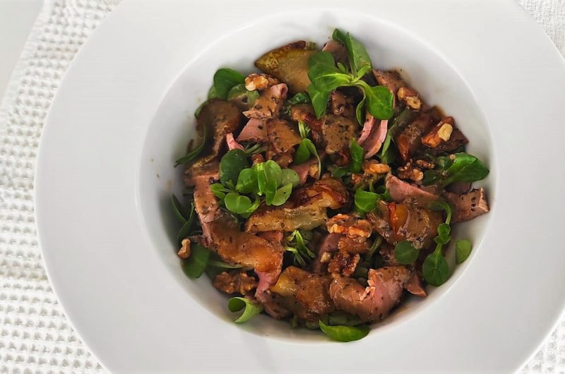 Ensalada templada de roast beef con peras y nueces