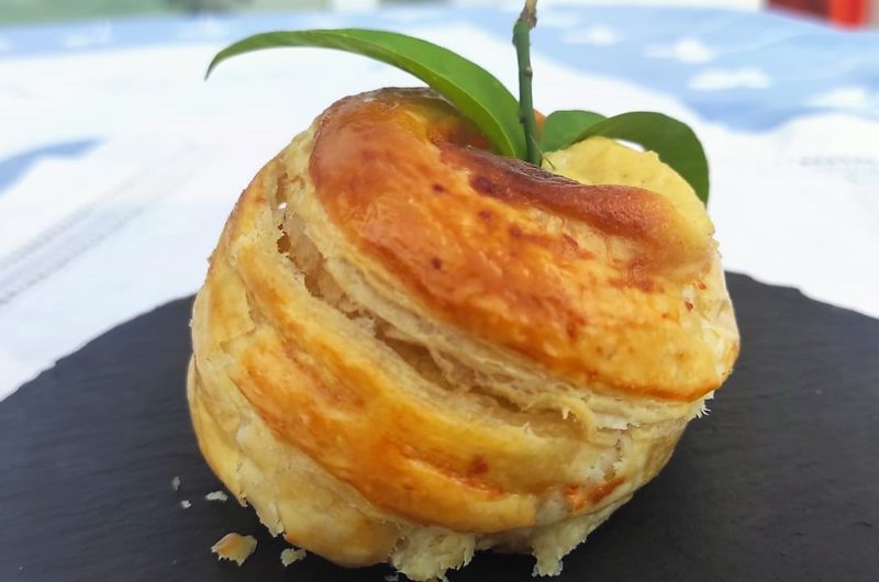 Manzana hojaldrada con crema pastelera.