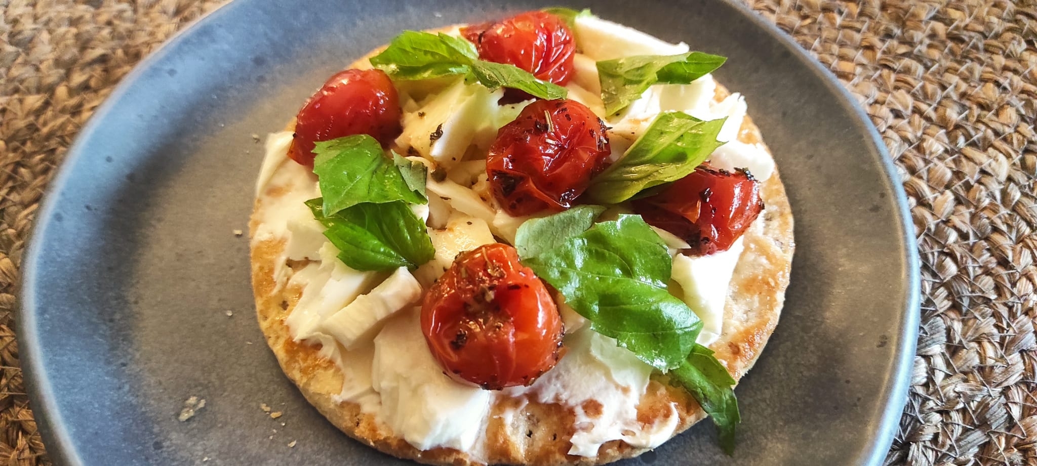 Torta de Inés Rosales con mozzarella y tomatitos salteados