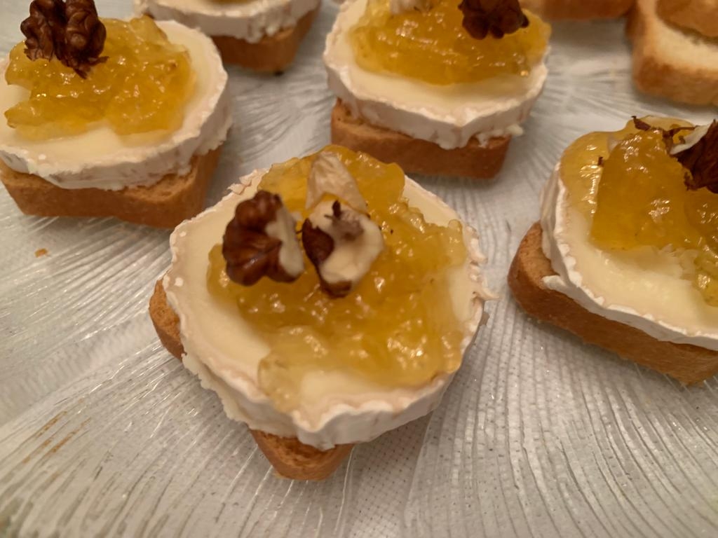 Bocado de queso de cabra con mermelada de naranja amarga