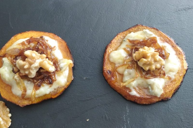 Delicias de calabaza con queso derretido y cebolla caramelizada