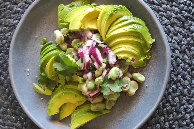 Ensalada de habas frescas, nuestro ceviche vegano.